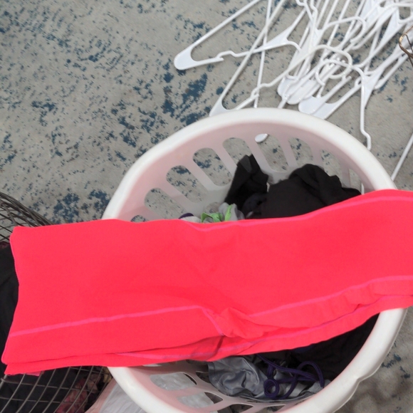 Hot pink crop fabletics leggings - Picture 5 of 5